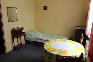 Отели типа «постель и завтрак» Noclegi16 Болеславец Небольшой двухместный номер с 2 отдельными кроватями-7